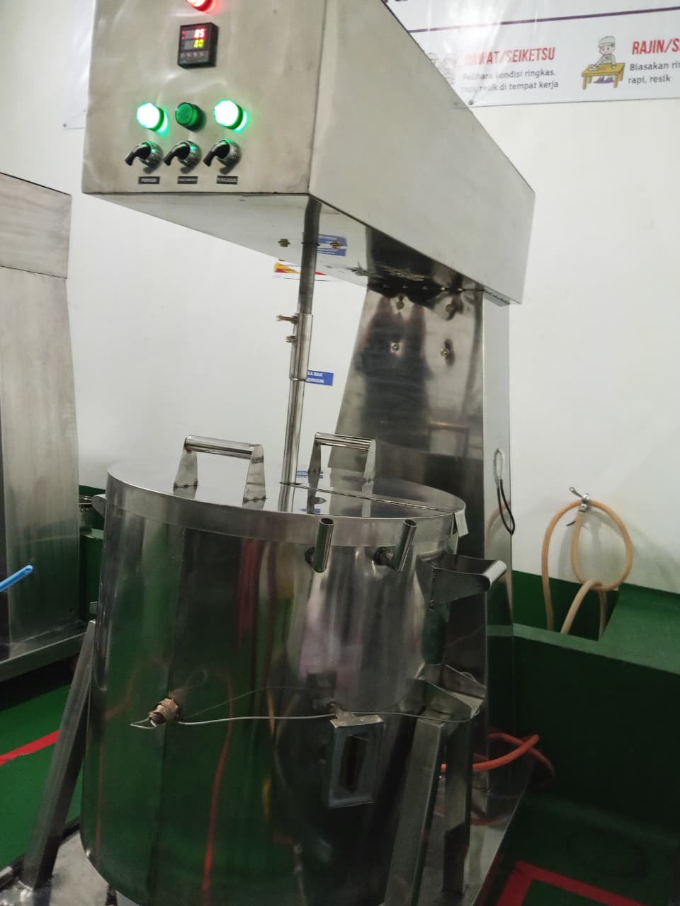 Proses produksi di pabrik