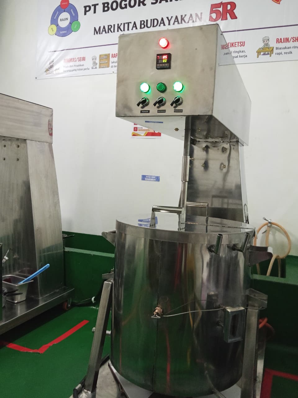 Tim quality control bekerja